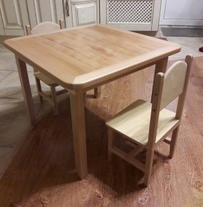 Детский стол и стульчики (комплект 1 стол + 2 стула = 11 500 руб)